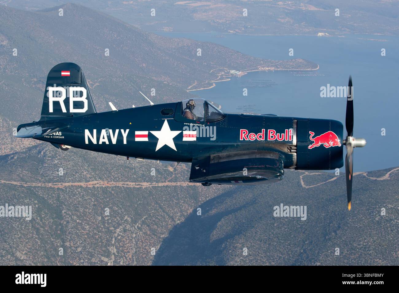 Le Vought F4U-4 Corsair (Reg. OE-EAS, code militaire 37RB) vole dans le ciel lors d'une séance photo air-air au-dessus de la Grèce. Avec son moteur puissant et sa conception robuste, il reste l'un des chasseurs les plus emblématiques de la seconde Guerre mondiale. Banque D'Images