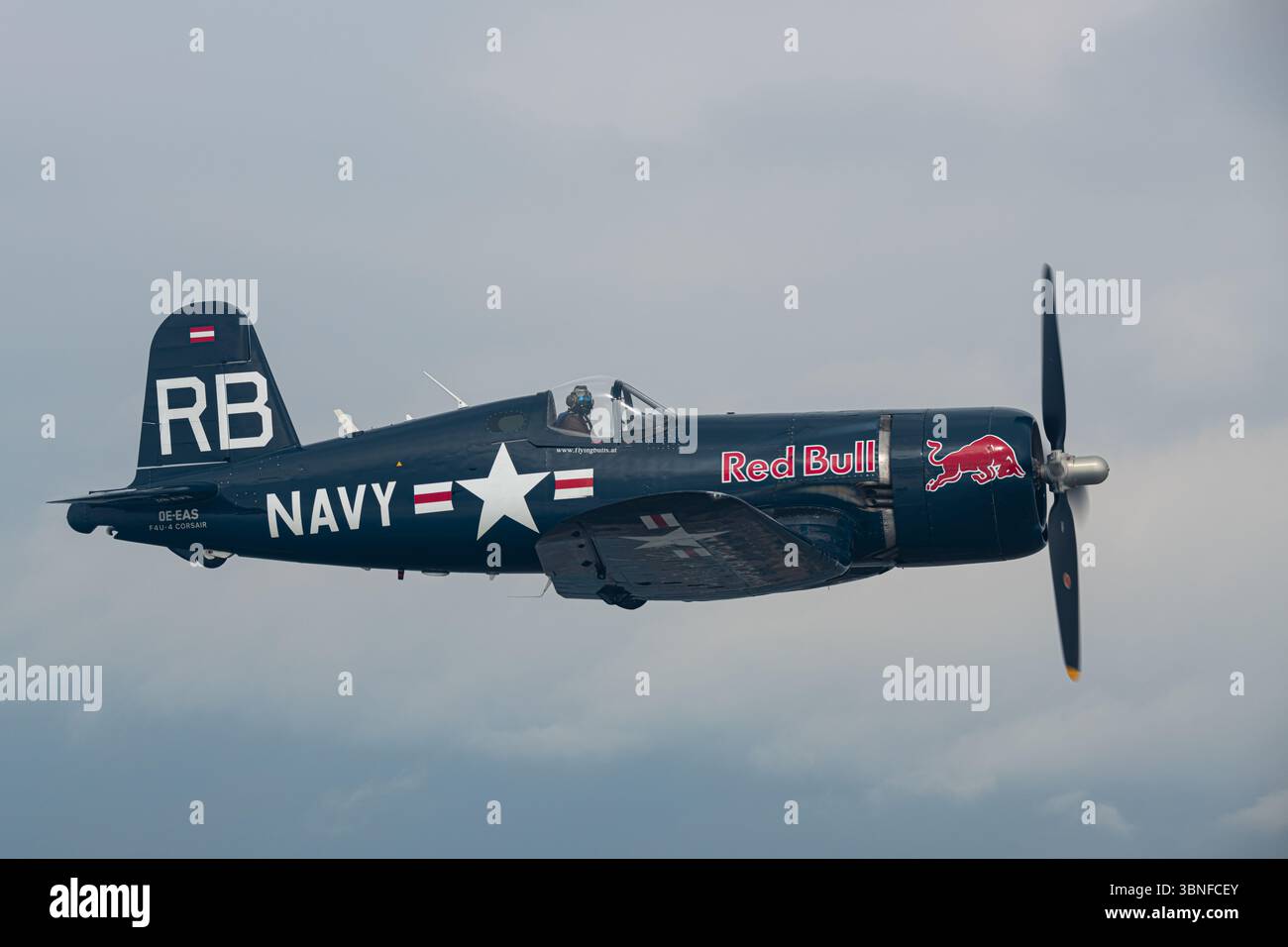 Le Vought F4U-4 Corsair (Reg. OE-EAS) de la marine américaine est réputé pour sa conception robuste et ses performances exceptionnelles dans les opérations de porte-avions. Vu comme la Grèce, cet avion de l'ère de la seconde Guerre mondiale était un chasseur clé sur le théâtre Pacifique, connu pour son design distinctif en forme de mouette et son puissant moteur qui lui a permis de surpasser beaucoup de ses contemporains. Banque D'Images