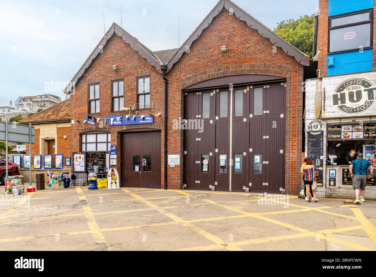 Filey Lifeboat Station sur la côte du North Yorkshire, qui abrite le service vital de sauvetage en mer de la RNLI et un point de repère familier pour les visiteurs de la ville. Banque D'Images
