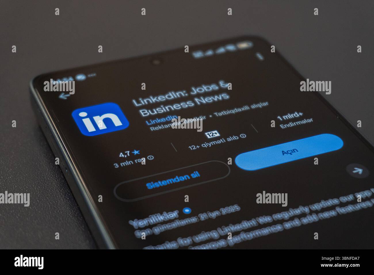 Informations de l'application LinkedIn décrites en azerbaïdjanais. Bakou, Azerbaïdjan. 28.06.2025. Banque D'Images