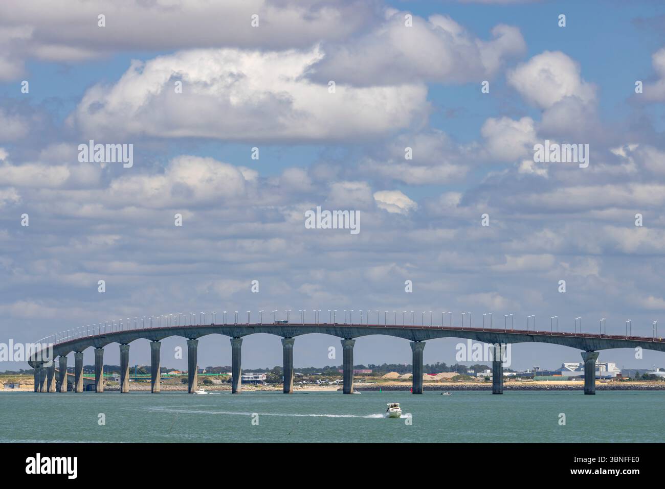 Long pont enjambant l'estuaire de la Loire sous un ciel nuageux avec un bateau naviguant, Saint Brévin les Pins, France Banque D'Images