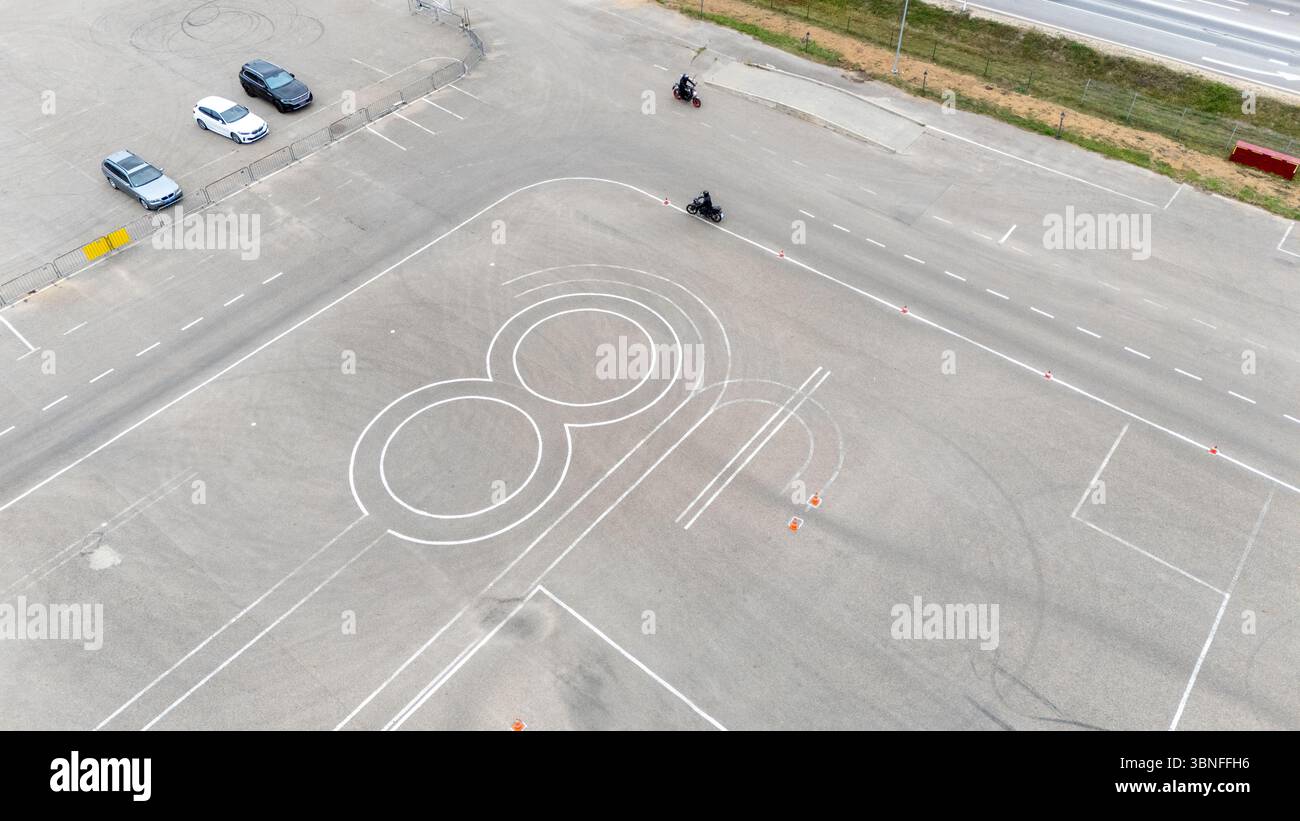 Vue aérienne d'une zone d'entraînement de moto avec des voies et des figures marquées. Banque D'Images