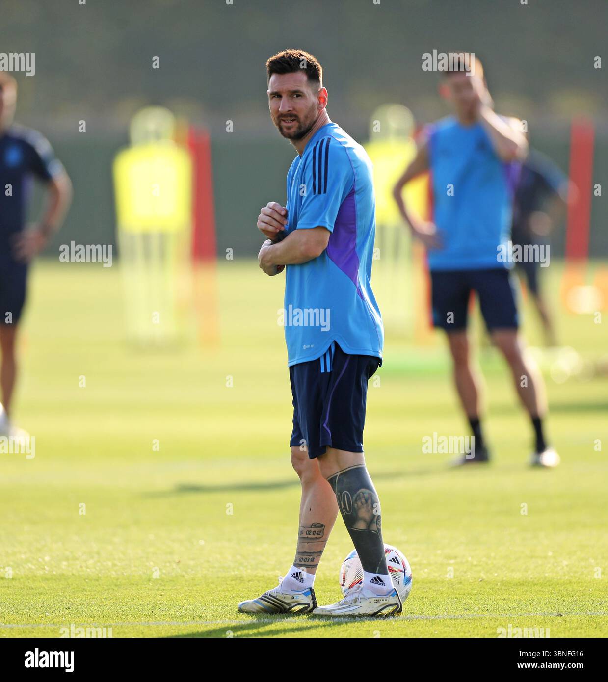 Lionel Messi, de l'Argentine, regardant ses fans pendant la séance d'entraînement sur le terrain d'entraînement de l'Université du Qatar avant la Coupe du monde de la FIFA, Qatar 2022 Banque D'Images