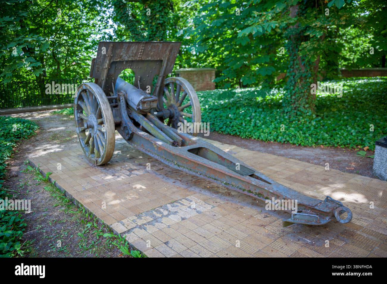 Canon antique dans un parc. Vieil obusier de mortier de canon d'artillerie. Banque D'Images