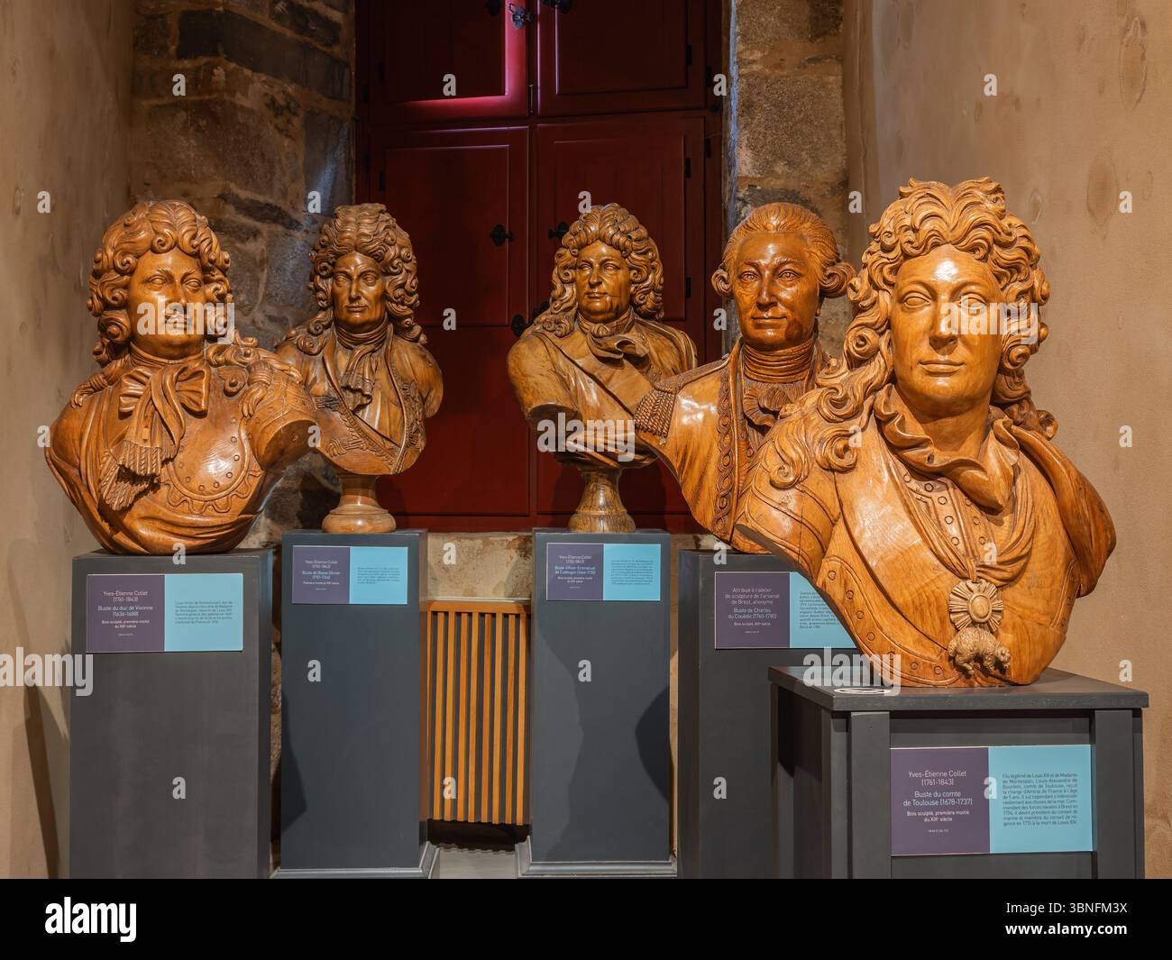 Bustes en bois sculptés par le sculpteur naval Yves collet, XVIIIe-XIXe siècle, exposés au Musée de la Marine de Brest dans le cadre de la décoration navale française Her Banque D'Images Bustes en bois sculptés par le sculpteur naval Yves collet, XVIIIe-XIXe siècle, exposés au Musée de la Marine de Brest dans le cadre de la décoration navale française Her Banque D'Images