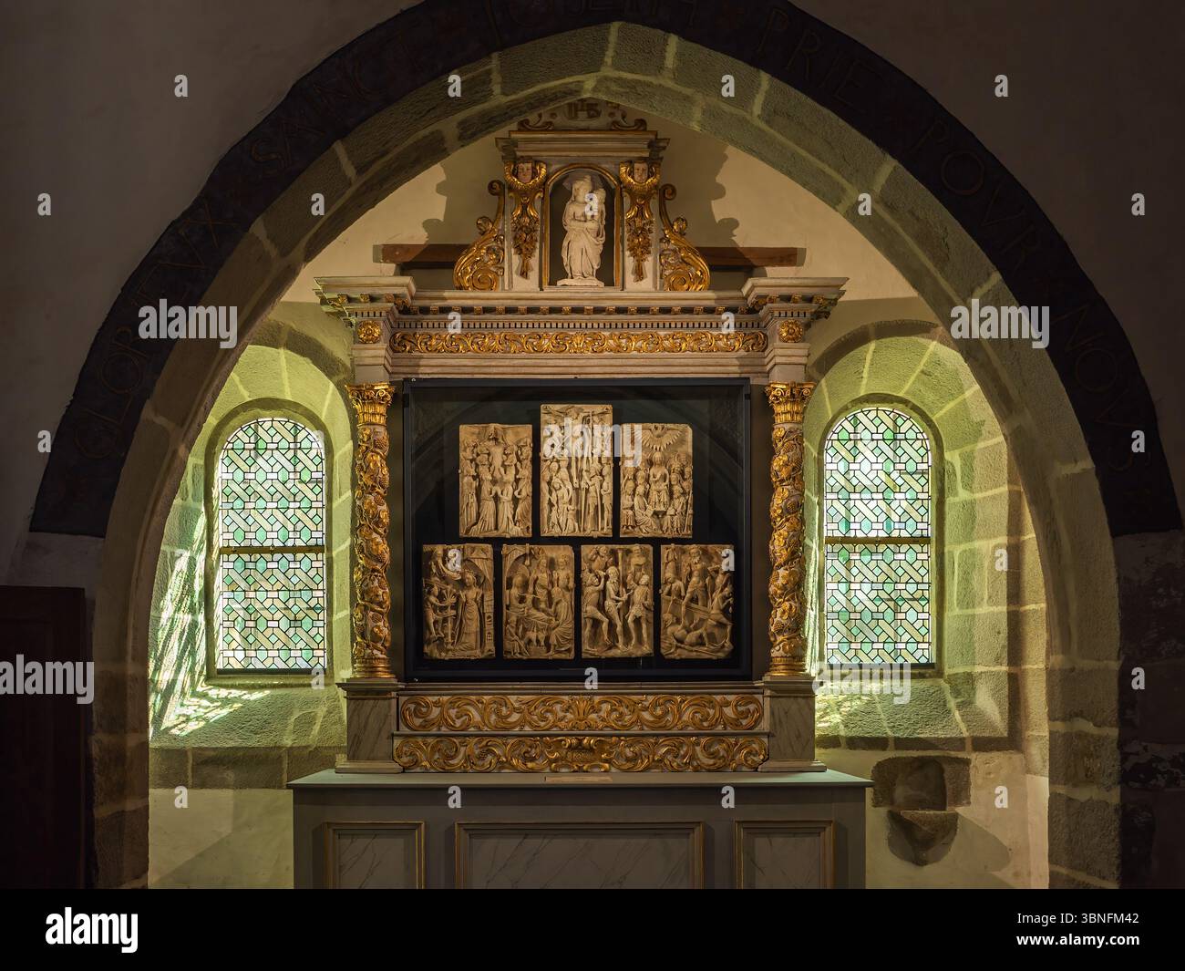 Autel doré dans l’église notre-Dame de Croaz-Batz de Roscoff avec des panneaux d’albâtre anglais du XVe siècle représentant des scènes de la passion du Christ. Banque D'Images