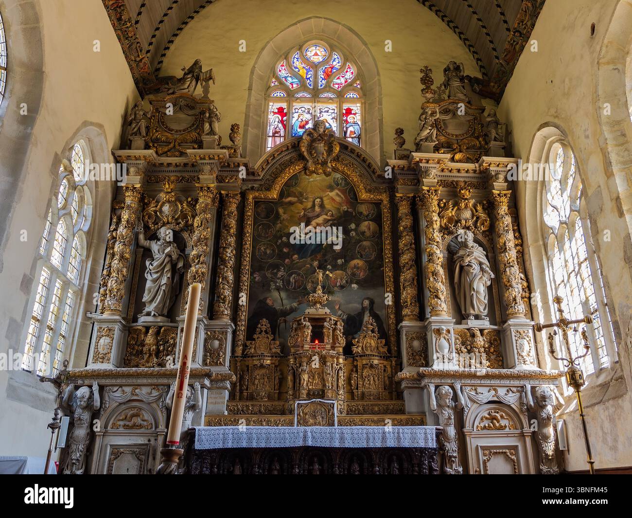 Retable baroque de l’église notre-Dame de Croaz-Batz à Roscoff, montrant des colonnes dorées, des saints et une peinture centrale de l’Assomption de la Vierge. Banque D'Images Retable baroque de l’église notre-Dame de Croaz-Batz à Roscoff, montrant des colonnes dorées, des saints et une peinture centrale de l’Assomption de la Vierge. Banque D'Images