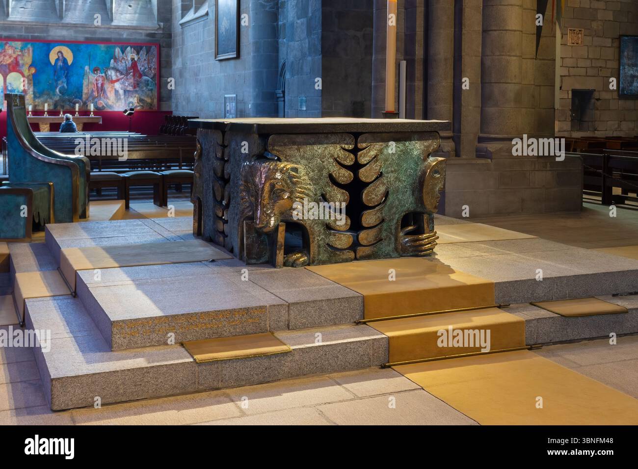 Autel contemporain en bronze d'Étienne Pirot, installé en 1991 dans la cathédrale Saint-Vincent de Saint-Malo, avec des symboles stylisés évangélistes en relief Banque D'Images