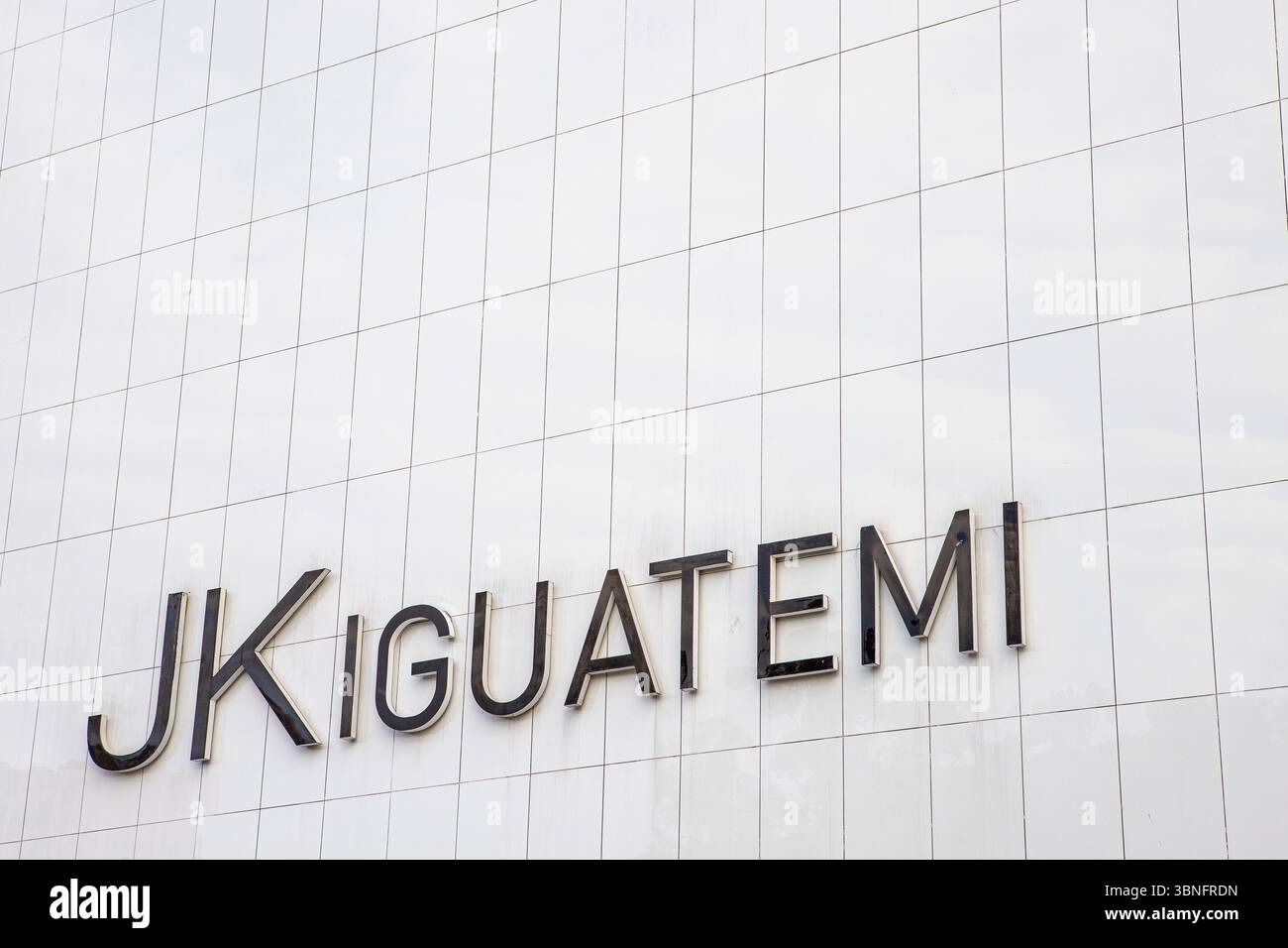 Sao Paulo, Brésil - 26 mai 2021 - façade principale du centre commercial JK Iguatemi, un centre commercial de luxe géré par Iguatemi. Il est situé sur Vila Olimpia voisin Banque D'Images