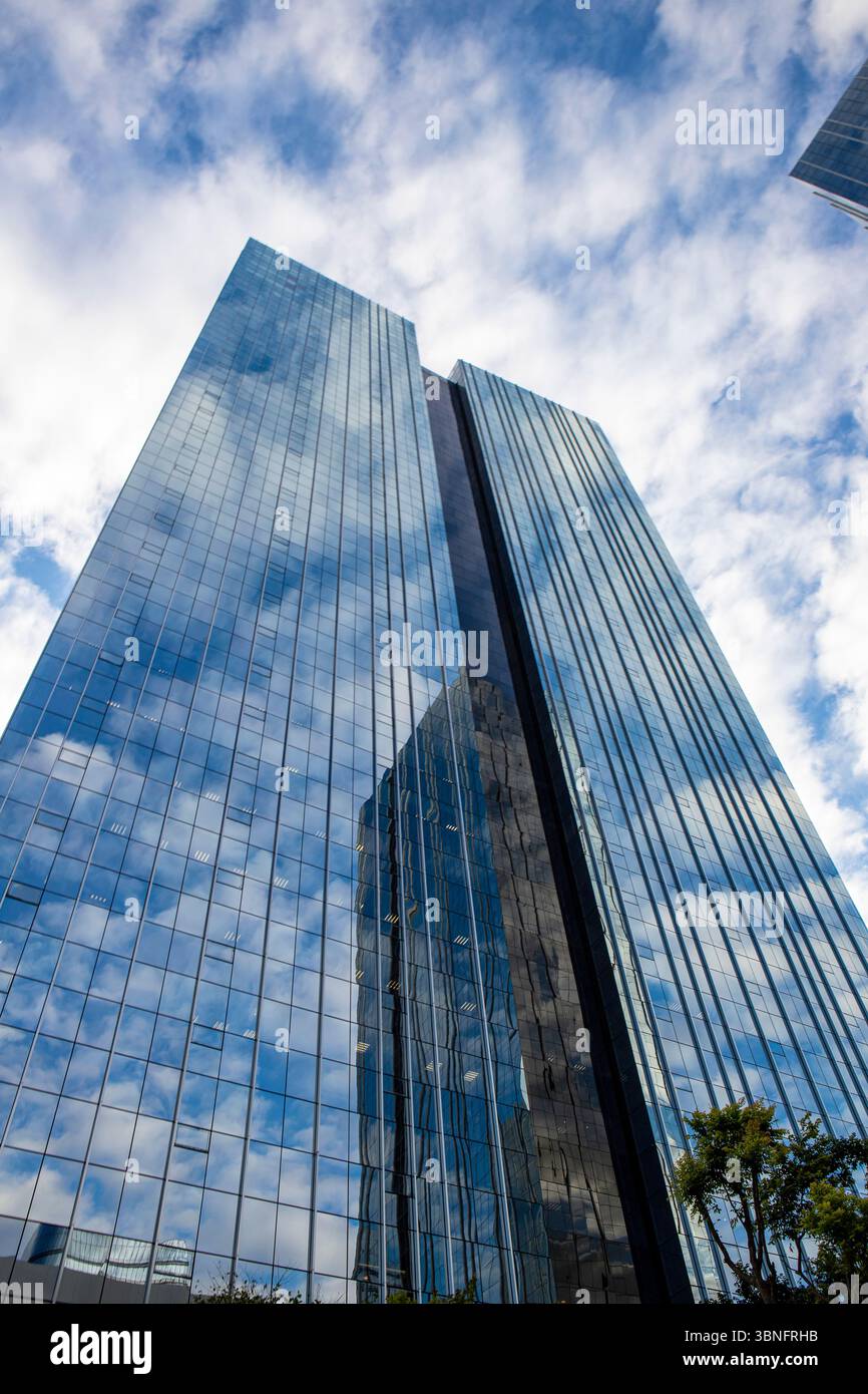 Sao Paulo, Brésil - 26 mai 2021 - la façade en verre d'un immeuble de bureaux d'architecture moderne situé sur l'avenue Brigadeiro Faria Lima sur Vila Banque D'Images