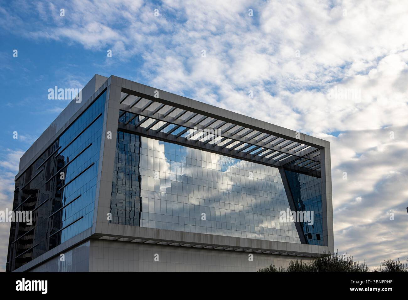 Sao Paulo, Brésil - 26 mai 2021 - la façade en verre d'un immeuble de bureaux d'architecture moderne situé sur l'avenue Brigadeiro Faria Lima sur Vila Banque D'Images