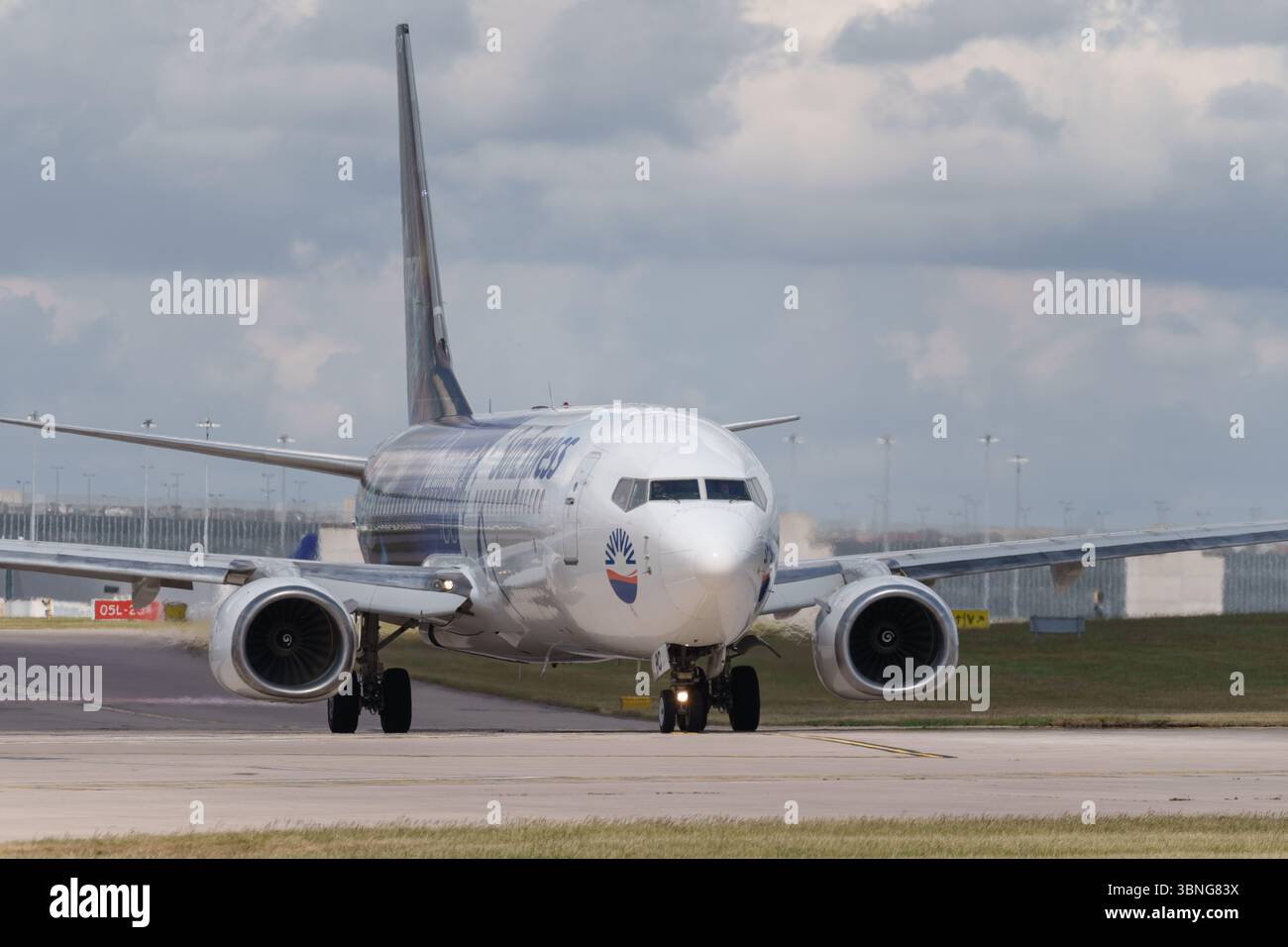 SunExpress Boeing 737 avec Star Trek et Paramount + livrée sur piste à l'aéroport de Manchester sous partiellement Cloudy Sky Banque D'Images
