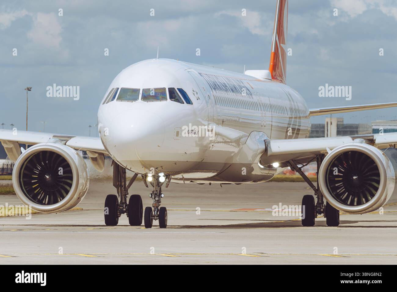 Avion Turkish Airlines sur la voie de circulation de l'aéroport avec terminal en arrière-plan Banque D'Images