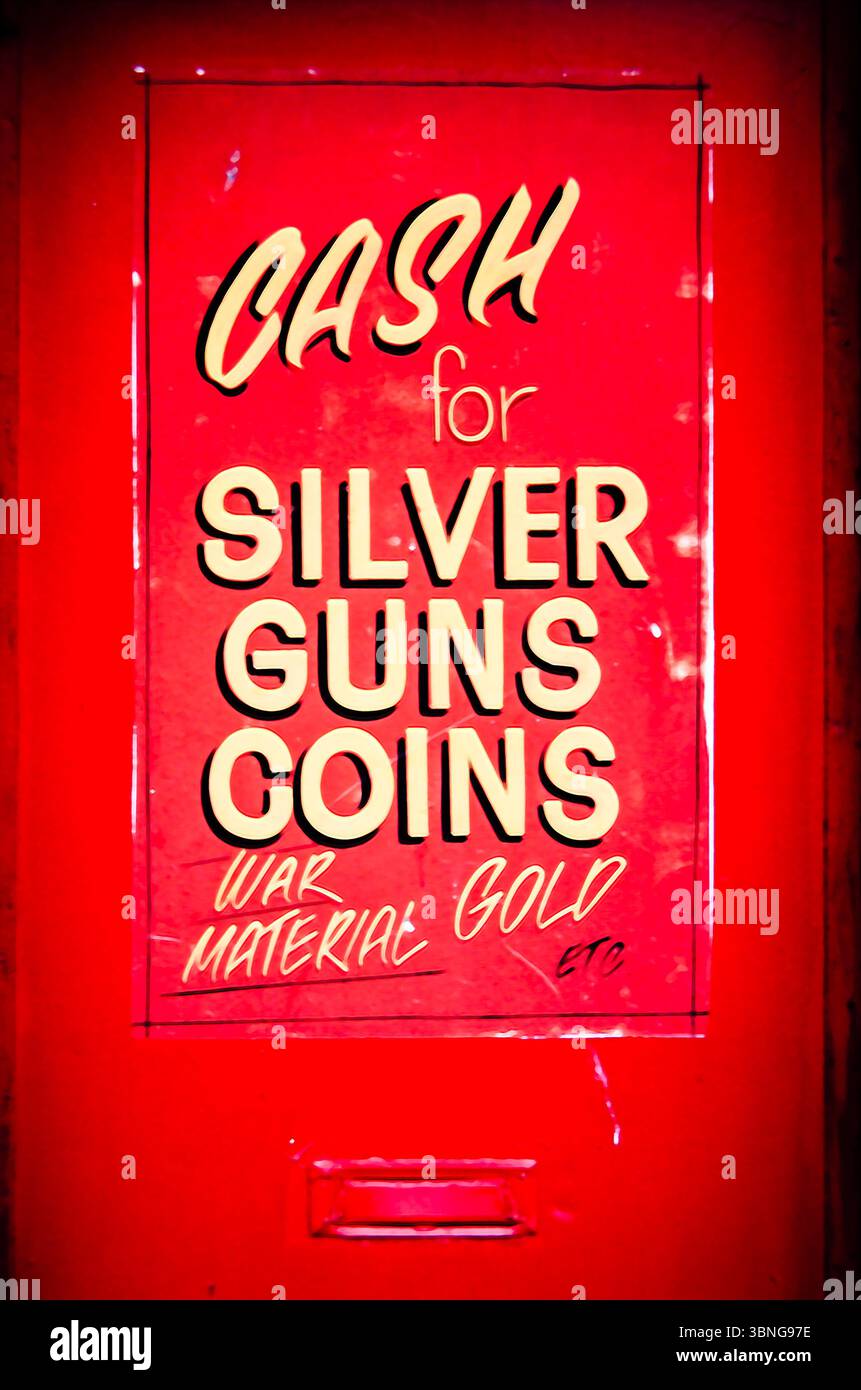 Vintage rouge peint signe de magasin de pion publicité pour l'or, l'argent, les armes, les pièces de monnaie, les matériaux de guerre Banque D'Images