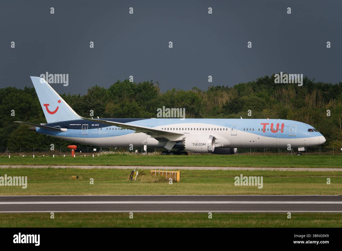 TUI Airways Boeing 787-9 contre un ciel sombre après l'arrivée à l'aéroport international de Manchester Banque D'Images