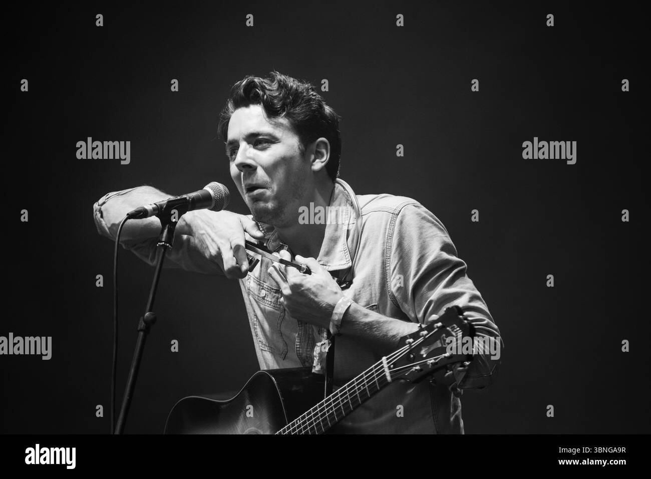 JOE PUG, GREEN MAN FESTIVAL, 2015 : Joe Pug dans le jardin clos. Le festival de musique Green Man dans les montagnes Brecon Beacons, Glanusk Park, pays de Galles, Royaume-Uni le 21 août 2015. Photographie : Rob Watkins/Alamy Live News. INFO : Joe Pug est un auteur-compositeur-interprète indie‑folk américain né en 1984 dans le Maryland. Son premier EP, Nation of Heat, sorti en 2009, s'est vendu à plus de 20 000 exemplaires via une distribution CD gratuite. Connu pour ses paroles littéraires, Dylan-esques, il a sorti des albums acclamés comme Messenger (2010) et héberge le podcast « The Working Songwriter » Banque D'Images