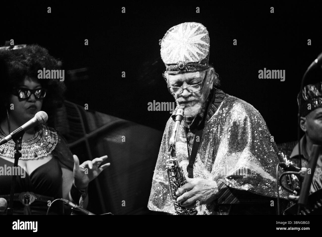 Tara Middleton et Marshall Allen de SUN RA ARKESTRA sur le Far Out Stage. Le festival de musique Green Man dans les montagnes Brecon Beacons, Glanusk Park, pays de Galles, Royaume-Uni le 21 août 2015. Photographie : Rob Watkins/Alamy Live News. INFO : Sun Ra Arkestra, dirigé par le visionnaire Sun Ra, est un collectif de jazz avant-gardiste influent connu pour ses thèmes cosmiques, ses sons expérimentaux et ses performances théâtrales. Mêlant free jazz, mythologie de l’âge spatial et afro-futurisme, ils ont façonné les frontières du jazz depuis les années 1950 avec une créativité révolutionnaire. Banque D'Images