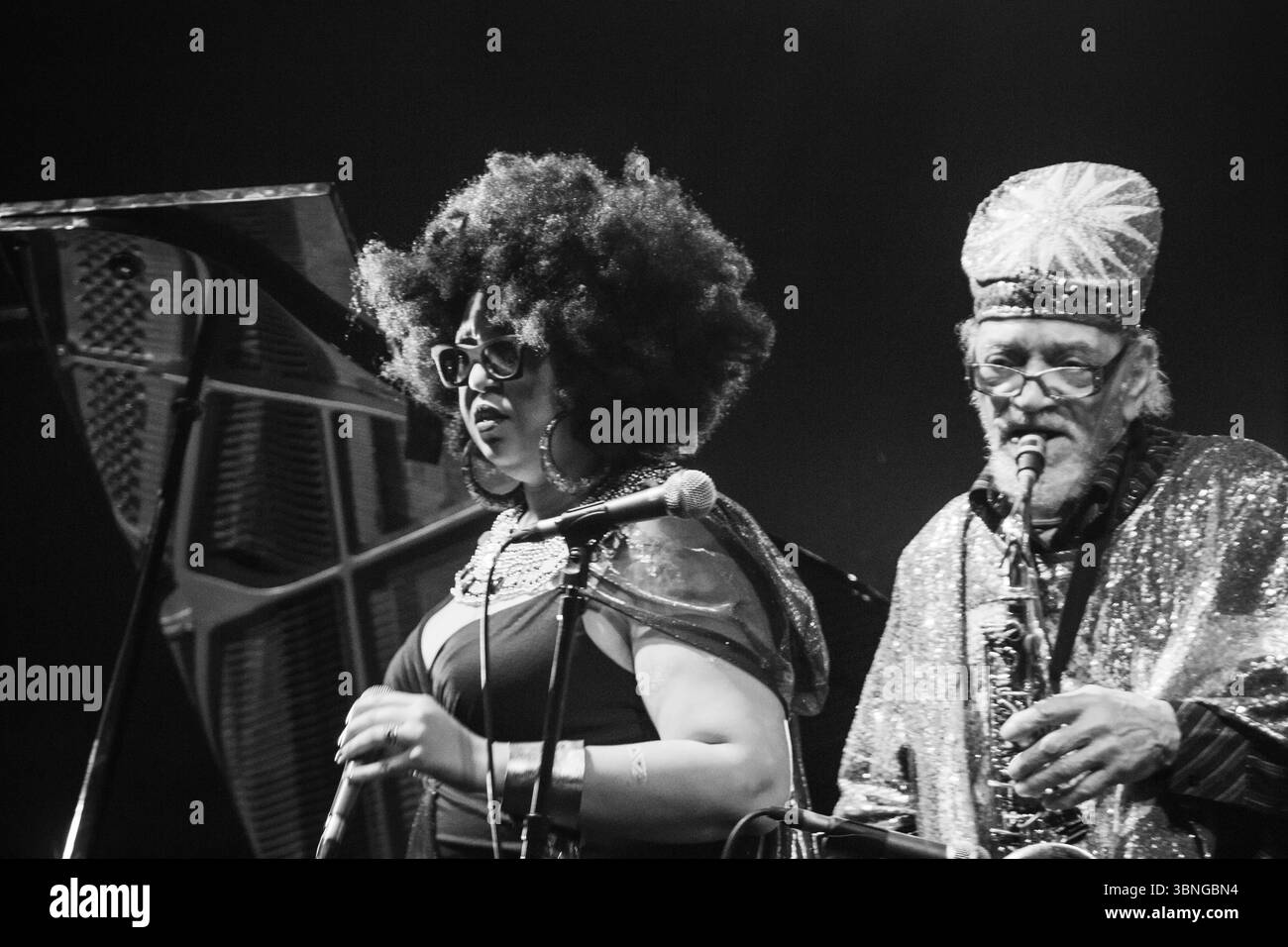 Tara Middleton et Marshall Allen de SUN RA ARKESTRA sur le Far Out Stage. Le festival de musique Green Man dans les montagnes Brecon Beacons, Glanusk Park, pays de Galles, Royaume-Uni le 21 août 2015. Photographie : Rob Watkins/Alamy Live News. INFO : Sun Ra Arkestra, dirigé par le visionnaire Sun Ra, est un collectif de jazz avant-gardiste influent connu pour ses thèmes cosmiques, ses sons expérimentaux et ses performances théâtrales. Mêlant free jazz, mythologie de l’âge spatial et afro-futurisme, ils ont façonné les frontières du jazz depuis les années 1950 avec une créativité révolutionnaire. Banque D'Images