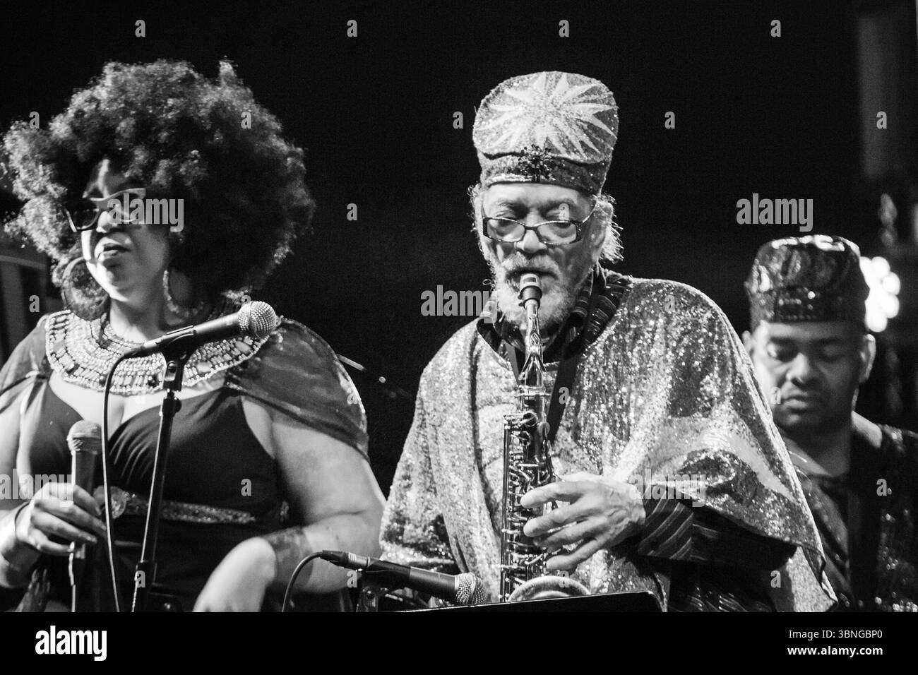Tara Middleton et Marshall Allen de SUN RA ARKESTRA sur le Far Out Stage. Le festival de musique Green Man dans les montagnes Brecon Beacons, Glanusk Park, pays de Galles, Royaume-Uni le 21 août 2015. Photographie : Rob Watkins/Alamy Live News. INFO : Sun Ra Arkestra, dirigé par le visionnaire Sun Ra, est un collectif de jazz avant-gardiste influent connu pour ses thèmes cosmiques, ses sons expérimentaux et ses performances théâtrales. Mêlant free jazz, mythologie de l’âge spatial et afro-futurisme, ils ont façonné les frontières du jazz depuis les années 1950 avec une créativité révolutionnaire. Banque D'Images