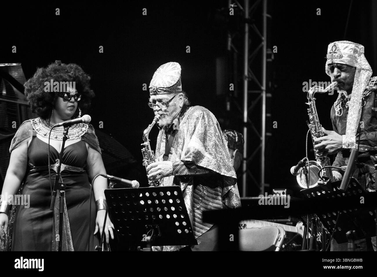 Tara Middleton et Marshall Allen de SUN RA ARKESTRA sur le Far Out Stage. Le festival de musique Green Man dans les montagnes Brecon Beacons, Glanusk Park, pays de Galles, Royaume-Uni le 21 août 2015. Photographie : Rob Watkins/Alamy Live News. INFO : Sun Ra Arkestra, dirigé par le visionnaire Sun Ra, est un collectif de jazz avant-gardiste influent connu pour ses thèmes cosmiques, ses sons expérimentaux et ses performances théâtrales. Mêlant free jazz, mythologie de l’âge spatial et afro-futurisme, ils ont façonné les frontières du jazz depuis les années 1950 avec une créativité révolutionnaire. Banque D'Images