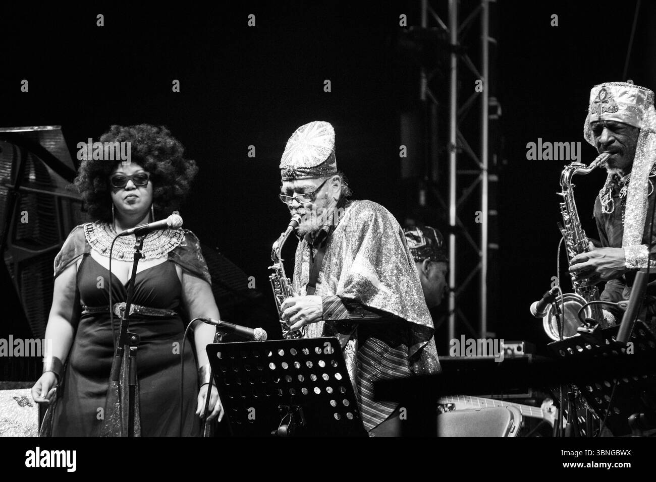 Tara Middleton et Marshall Allen de SUN RA ARKESTRA sur le Far Out Stage. Le festival de musique Green Man dans les montagnes Brecon Beacons, Glanusk Park, pays de Galles, Royaume-Uni le 21 août 2015. Photographie : Rob Watkins/Alamy Live News. INFO : Sun Ra Arkestra, dirigé par le visionnaire Sun Ra, est un collectif de jazz avant-gardiste influent connu pour ses thèmes cosmiques, ses sons expérimentaux et ses performances théâtrales. Mêlant free jazz, mythologie de l’âge spatial et afro-futurisme, ils ont façonné les frontières du jazz depuis les années 1950 avec une créativité révolutionnaire. Banque D'Images