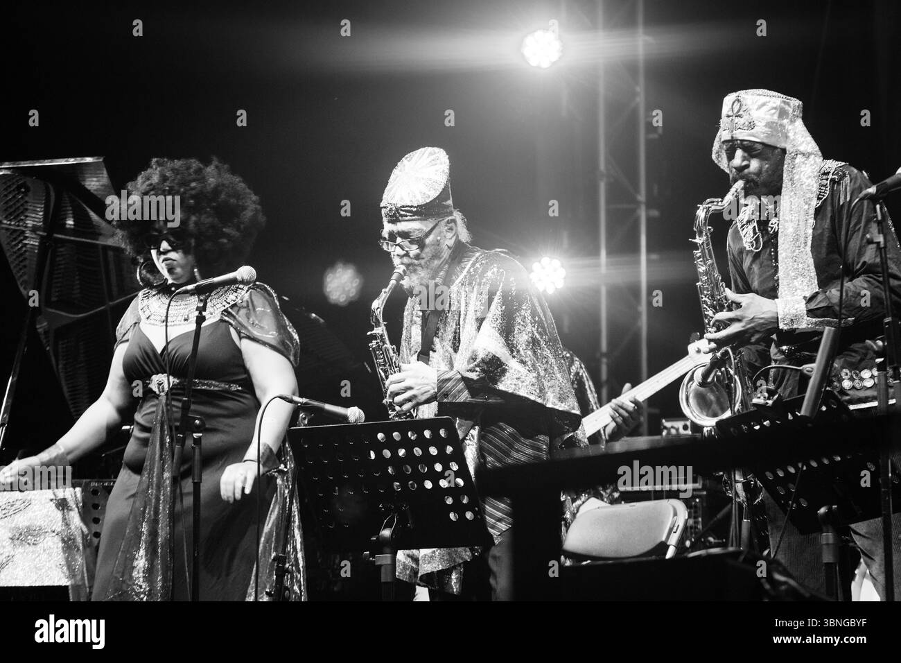Tara Middleton et Marshall Allen de SUN RA ARKESTRA sur le Far Out Stage. Le festival de musique Green Man dans les montagnes Brecon Beacons, Glanusk Park, pays de Galles, Royaume-Uni le 21 août 2015. Photographie : Rob Watkins/Alamy Live News. INFO : Sun Ra Arkestra, dirigé par le visionnaire Sun Ra, est un collectif de jazz avant-gardiste influent connu pour ses thèmes cosmiques, ses sons expérimentaux et ses performances théâtrales. Mêlant free jazz, mythologie de l’âge spatial et afro-futurisme, ils ont façonné les frontières du jazz depuis les années 1950 avec une créativité révolutionnaire. Banque D'Images