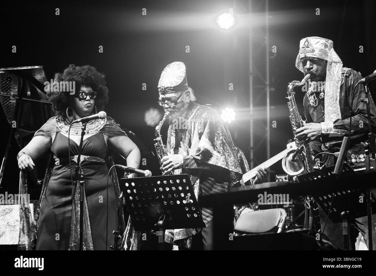 Tara Middleton et Marshall Allen de SUN RA ARKESTRA sur le Far Out Stage. Le festival de musique Green Man dans les montagnes Brecon Beacons, Glanusk Park, pays de Galles, Royaume-Uni le 21 août 2015. Photographie : Rob Watkins/Alamy Live News. INFO : Sun Ra Arkestra, dirigé par le visionnaire Sun Ra, est un collectif de jazz avant-gardiste influent connu pour ses thèmes cosmiques, ses sons expérimentaux et ses performances théâtrales. Mêlant free jazz, mythologie de l’âge spatial et afro-futurisme, ils ont façonné les frontières du jazz depuis les années 1950 avec une créativité révolutionnaire. Banque D'Images