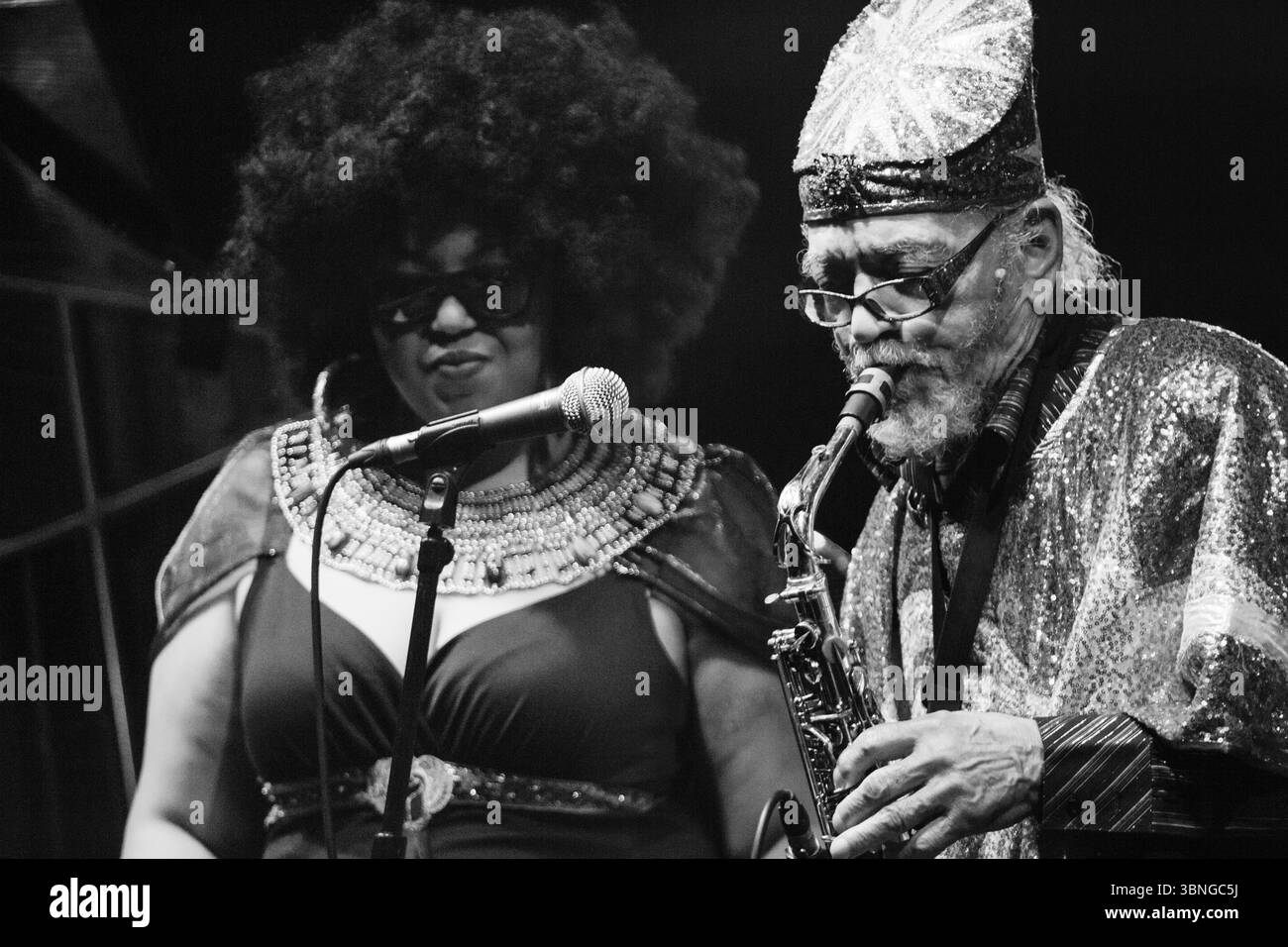 Tara Middleton et Marshall Allen de SUN RA ARKESTRA sur le Far Out Stage. Le festival de musique Green Man dans les montagnes Brecon Beacons, Glanusk Park, pays de Galles, Royaume-Uni le 21 août 2015. Photographie : Rob Watkins/Alamy Live News. INFO : Sun Ra Arkestra, dirigé par le visionnaire Sun Ra, est un collectif de jazz avant-gardiste influent connu pour ses thèmes cosmiques, ses sons expérimentaux et ses performances théâtrales. Mêlant free jazz, mythologie de l’âge spatial et afro-futurisme, ils ont façonné les frontières du jazz depuis les années 1950 avec une créativité révolutionnaire. Banque D'Images