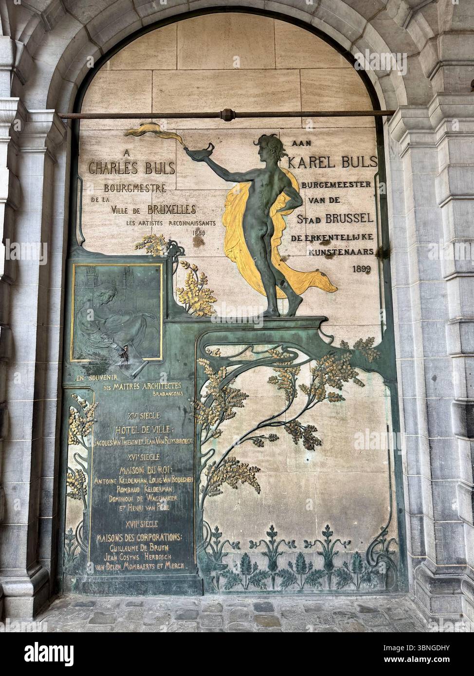 Plaque murale commémorant les maires Charles Buls et Karel Buls sous un portail en pierre voûtée à Bruxelles, Belgique. - Image de stock capturée avec un smartphone