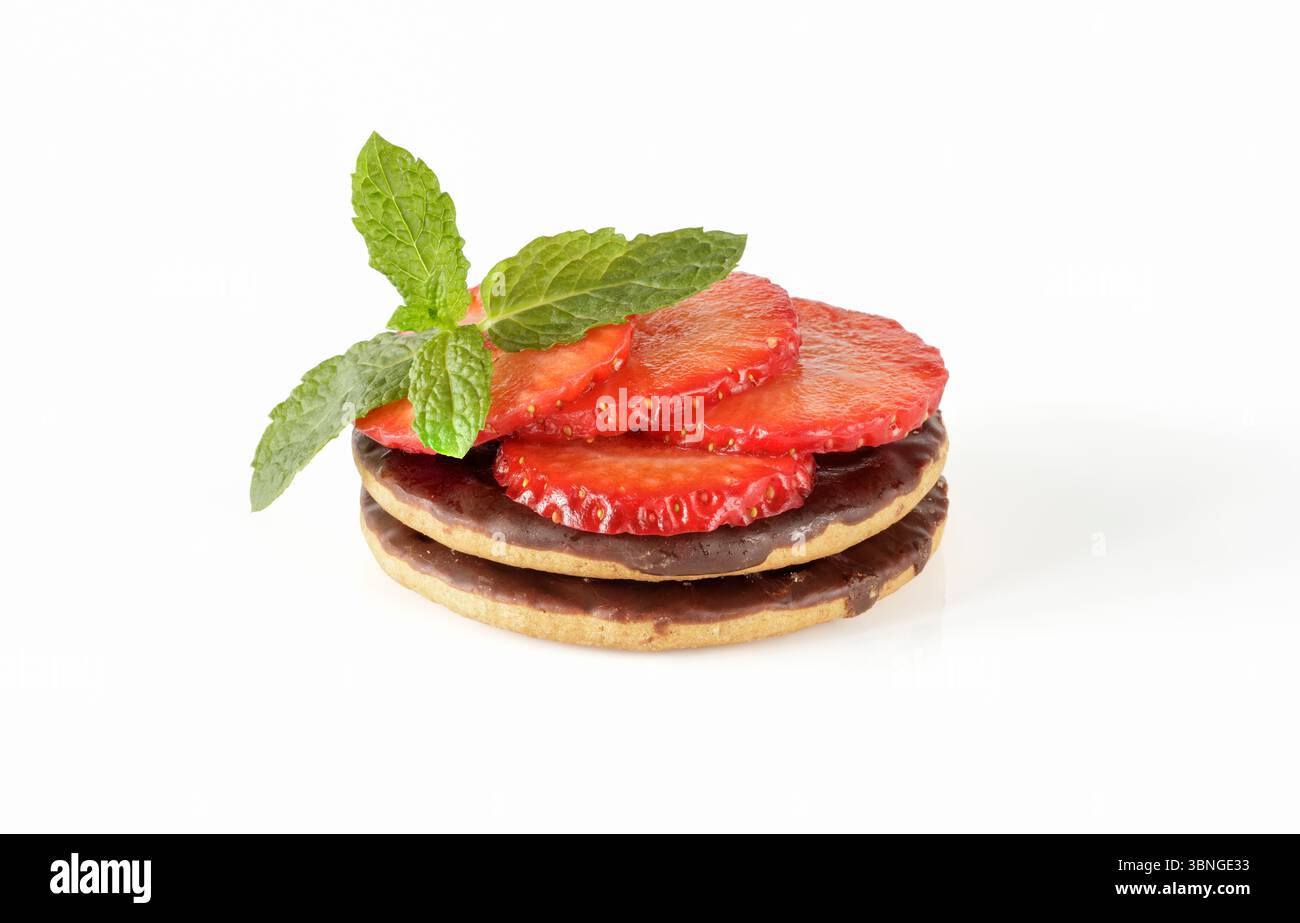 Biscuits au chocolat nappés de fraises fraîches et de nourriture à la menthe nature morte Banque D'Images