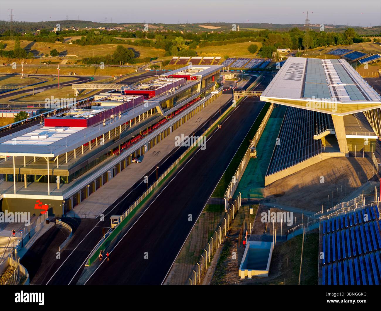 Nouvelles photos sur le Hungaroring. Il s'agit du circuit officiel hongrois de F1. Thème principal nouveau bâtiment Padock et tribune qui sont construits en 2025 Banque D'Images