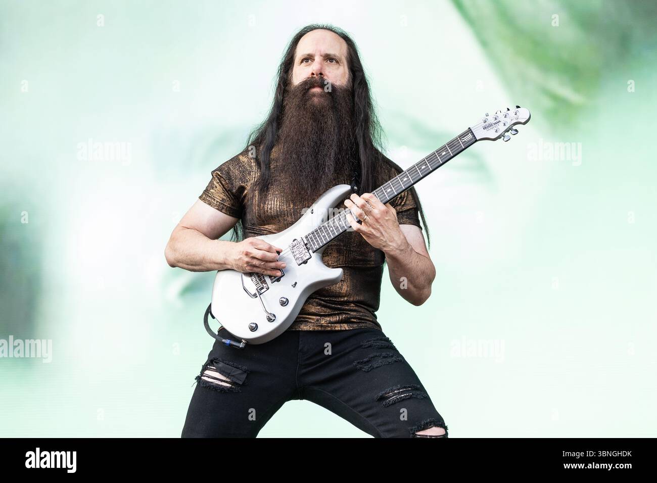 John Petrucci du Dream Theater jouant en direct au tons of Rock 2025 Banque D'Images