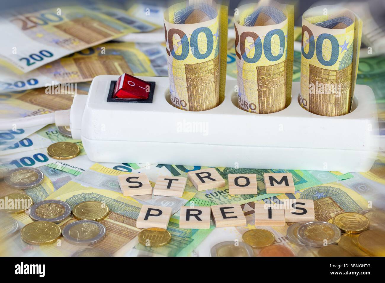 Image symbolique des coûts de l'électricité : prise multiple avec billets et pièces en euros, devant elle en lettres de bois le mot STROMPREIS Banque D'Images