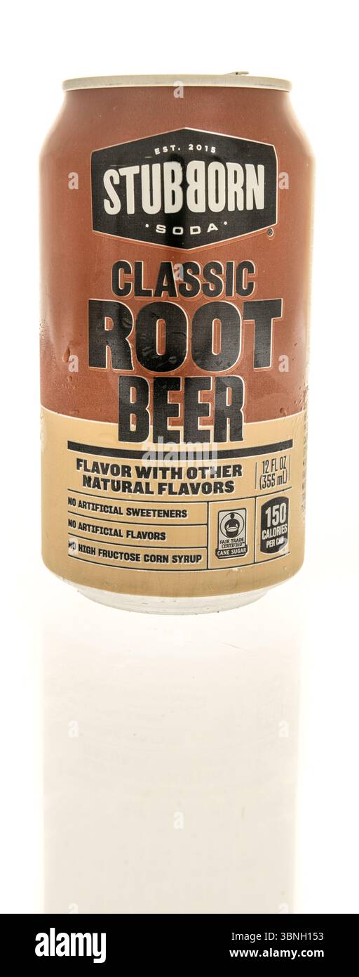 Winneconne, WI - 30 juin 2025 : une boîte de bière de racine classique tenace sur un fond isolé. Banque D'Images