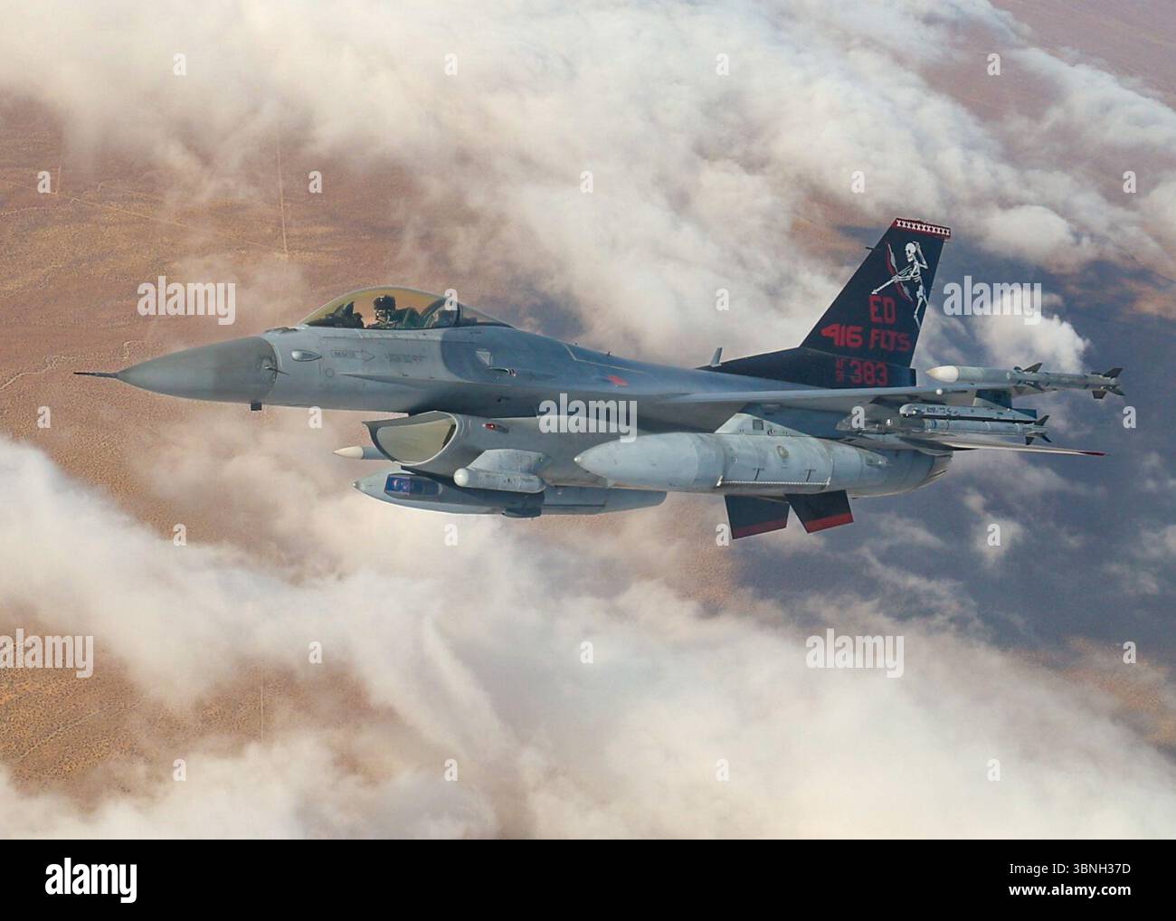 Le lieutenant Col. Charles Brantigan, commandant du 416e escadron d'essais en vol, pilote un F-16C Fighting Falcon au-dessus de la base aérienne d'Edwards, Calif, octobre 28, 2024. Banque D'Images