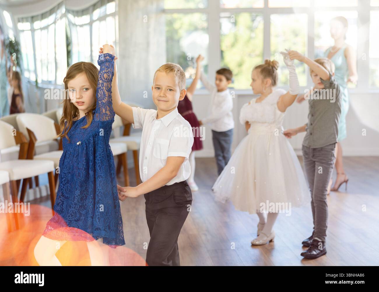 Tween filles ad garçons dansant la danse partenaire lente pendant l'événement festif Banque D'Images