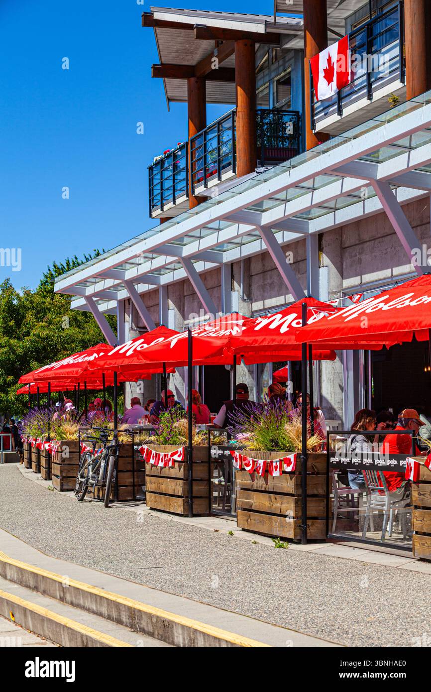 Pub riverain le jour de la fête du Canada à Steveston, en Colombie-Britannique Banque D'Images