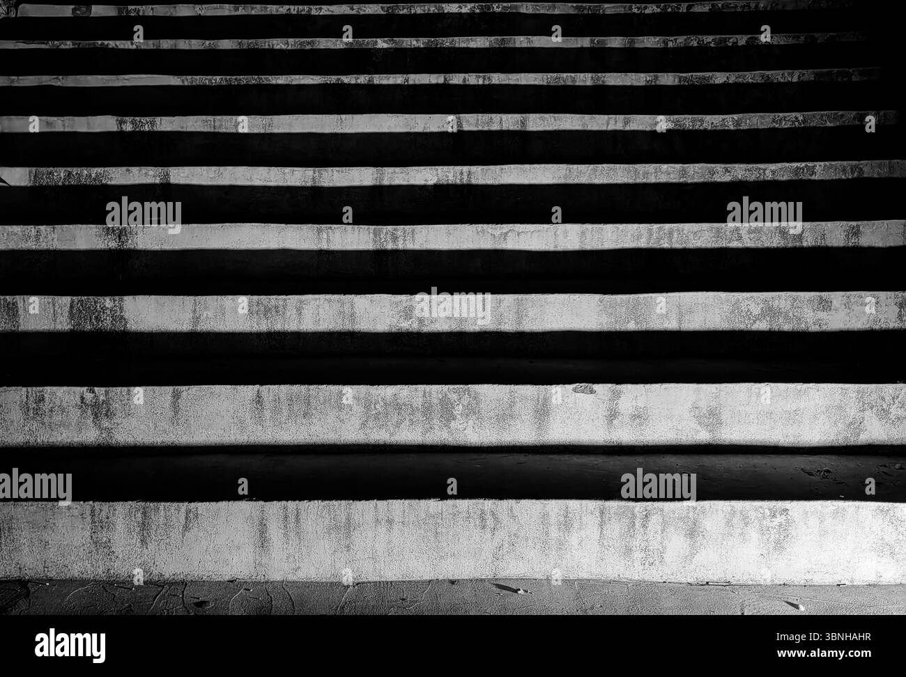 Escalier en béton noir et blanc – motif zèbre la nuit Banque D'Images