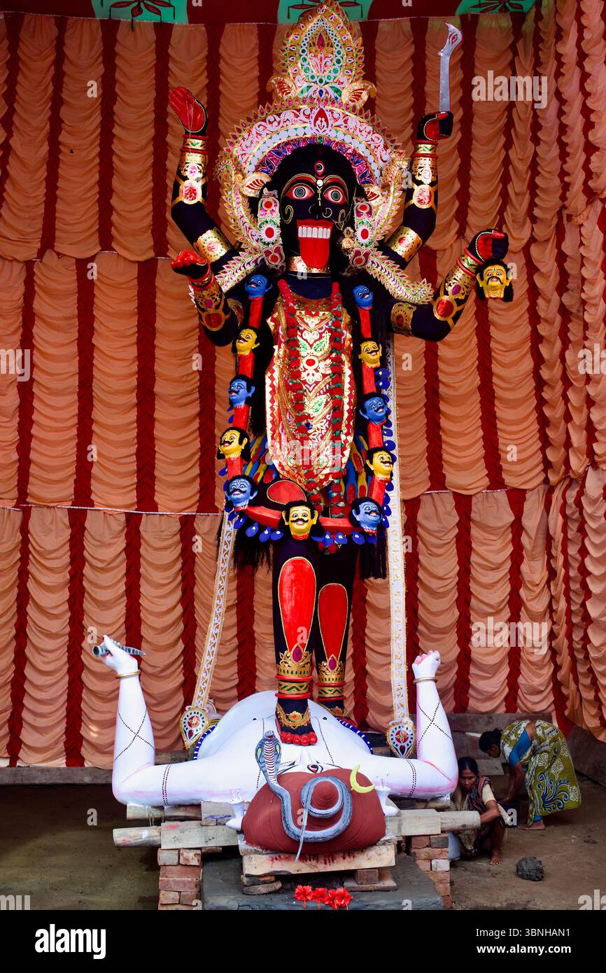 Grande idole de la déesse Kali dans les terres de Natore Rajbari, Bangladesh, représentant Kali debout sur Shiva. Banque D'Images