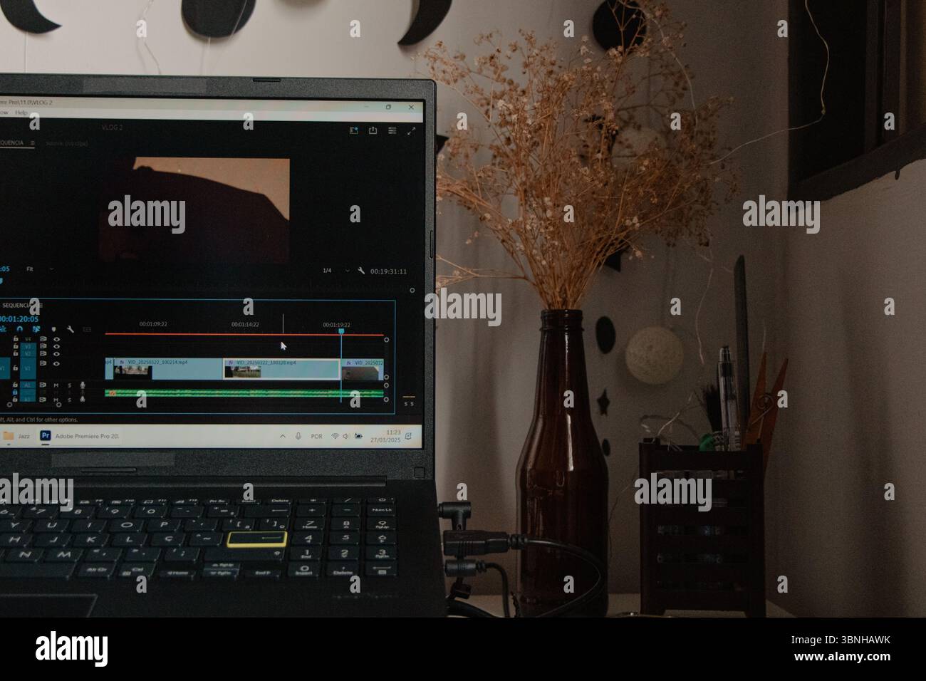 Ordinateur portable avec logiciel de montage vidéo et vase Banque D'Images