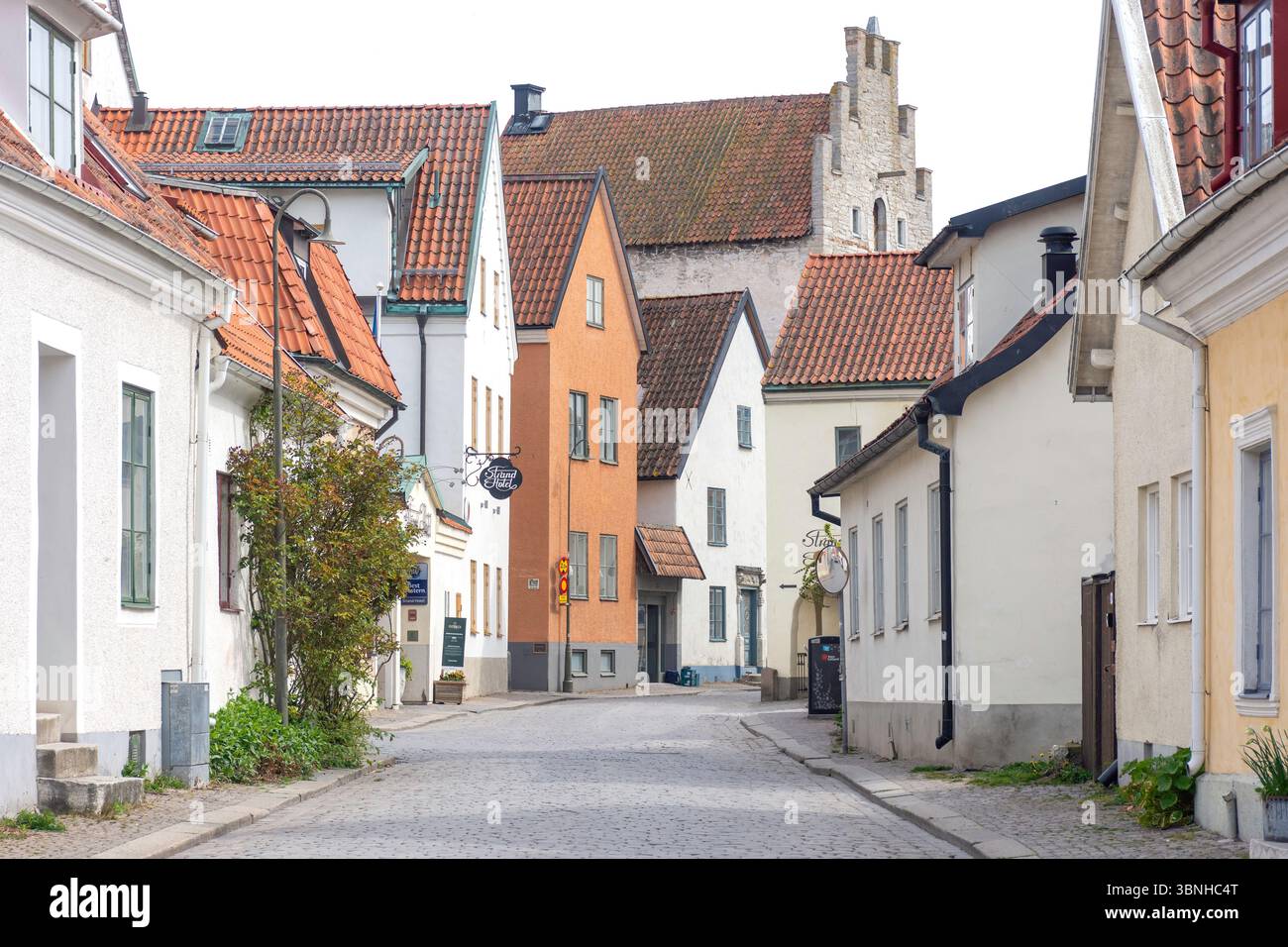 Scène de rue, Strandgatan, vieille ville, Visby, région de Gotland (Gotlands Kommun), Royaume de Suède Banque D'Images