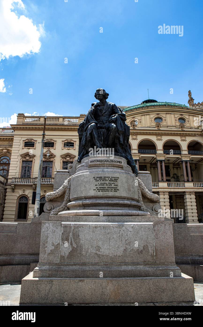 Monument à Carlos Gomes, chef d'orchestre et compositeur brésilien, réalisé en bronze par Luiz Brizzollara, sculpteur italien, en 1922, au Théâtre Municipal de Sao Banque D'Images