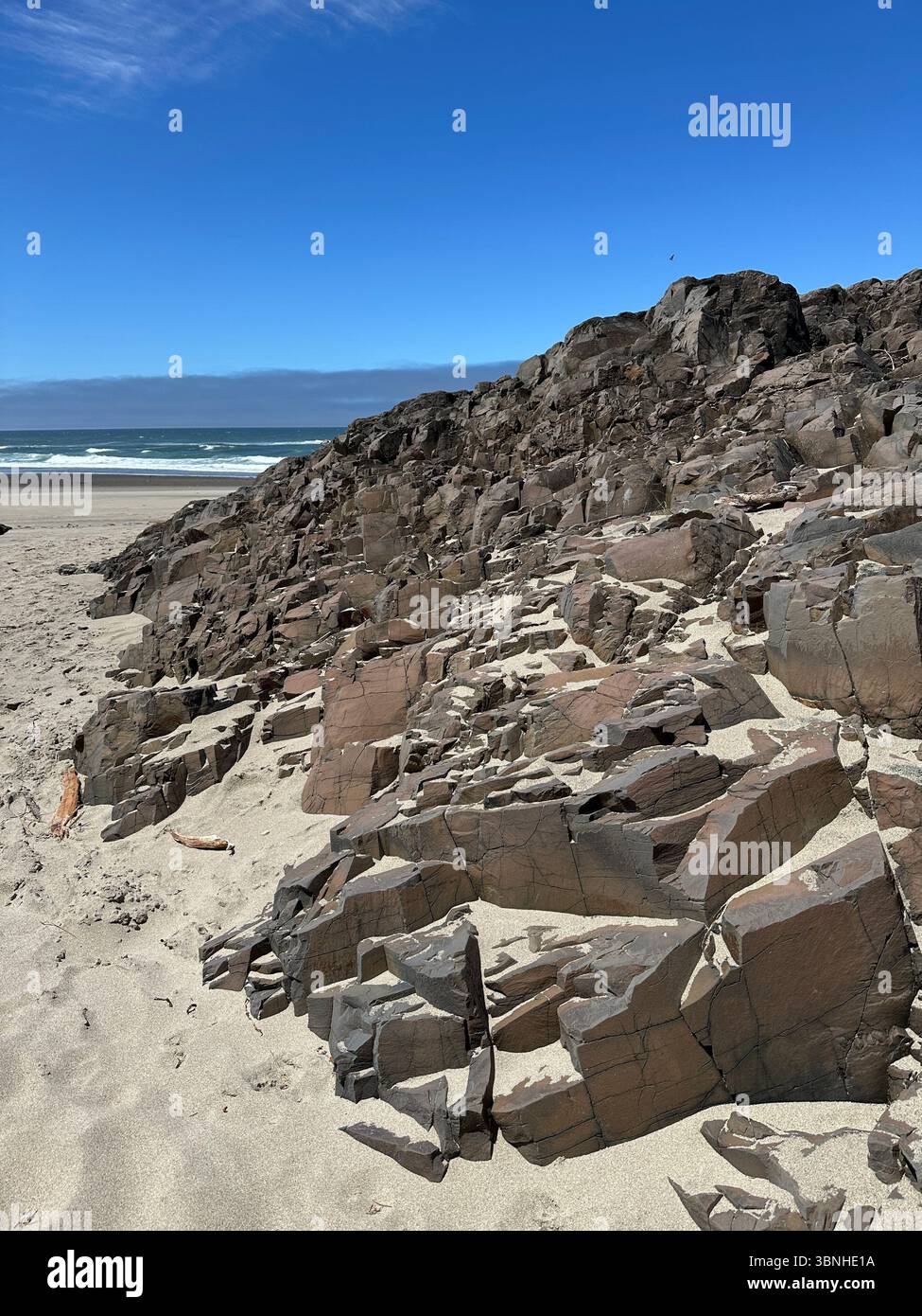 Zone rocheuse exposée sur Nelscott Beach pendant une marée basse un jour d'été à Lincoln City, Oregon. Banque D'Images