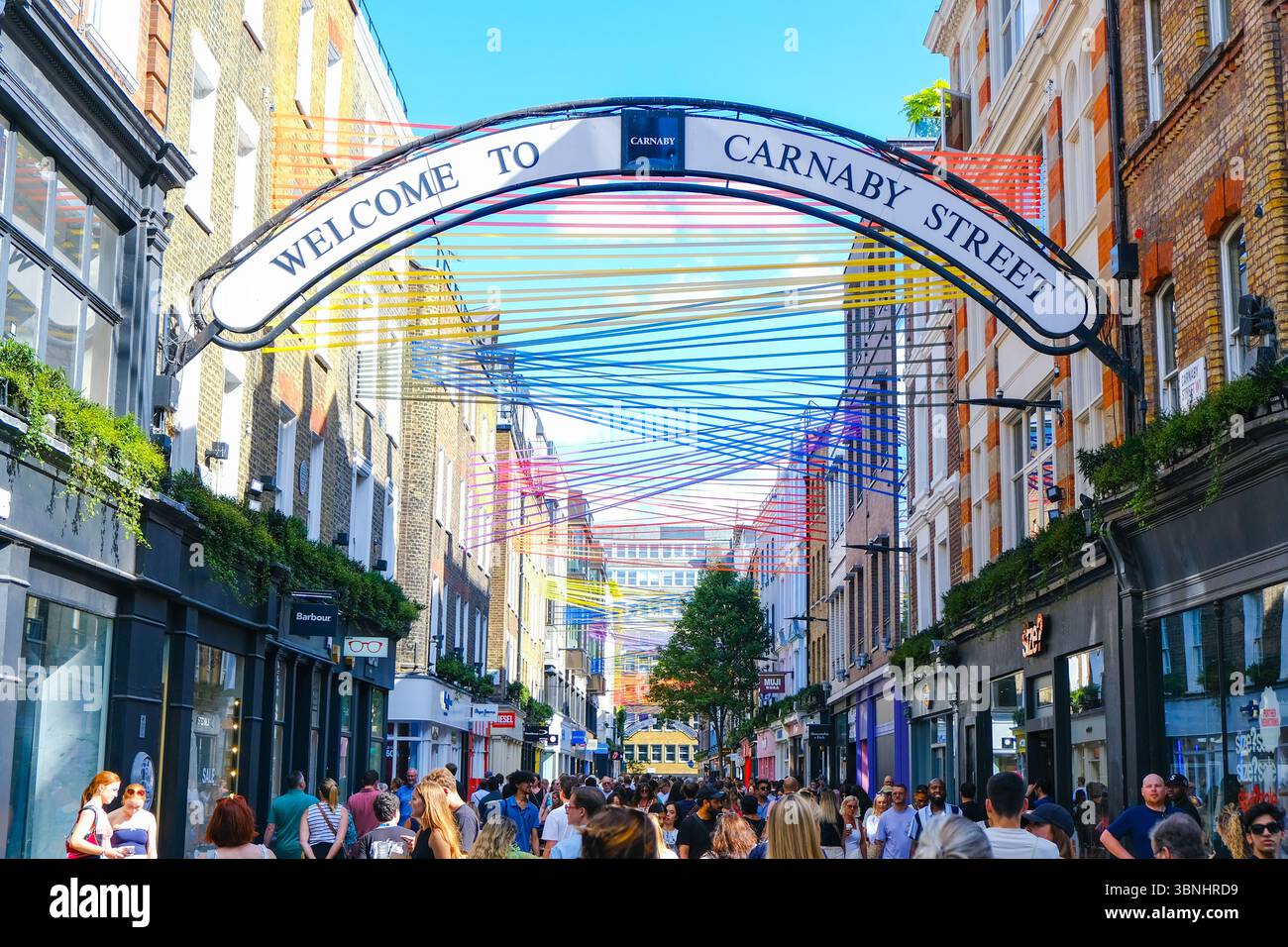 Londres, Royaume-Uni. 28 juin 2025. Une nouvelle installation est suspendue au-dessus de Carnaby Street avant le défilé Pride in London le week-end prochain. Crédit : onzième heure Pho Banque D'Images