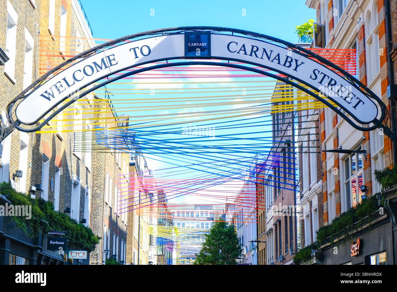 Londres, Royaume-Uni. 28 juin 2025. Une nouvelle installation est suspendue au-dessus de Carnaby Street avant le défilé Pride in London le week-end prochain. Crédit : onzième heure Pho Banque D'Images