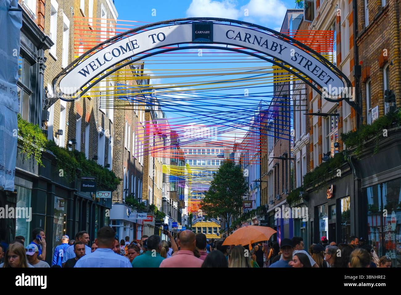 Londres, Royaume-Uni. 28 juin 2025. Une nouvelle installation est suspendue au-dessus de Carnaby Street avant le défilé Pride in London le week-end prochain. Crédit : onzième heure Pho Banque D'Images