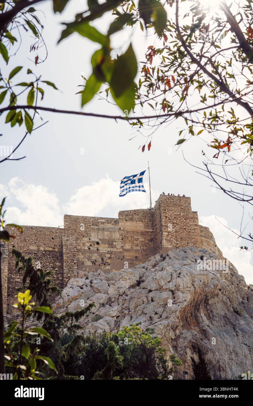 Drapeau grec de l'Acropole d'Athènes, vue de Plaka - Athènes, Grèce Banque D'Images