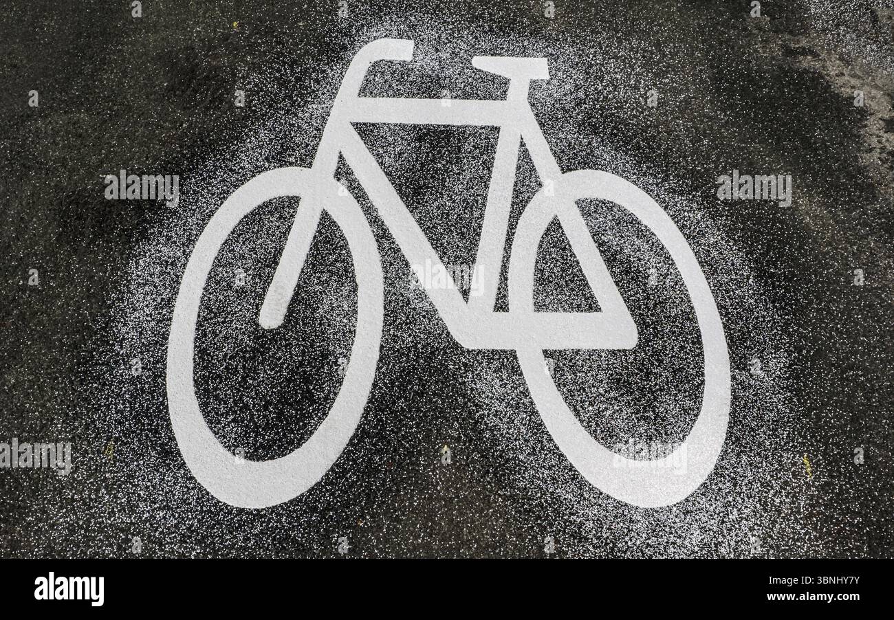 Symbole de piste cyclable pulvérisé avec un pochoir sur une piste cyclable nouvellement construite, Berlin, 02.07.2025, Berlin, Berlin, Berlin, Allemagne, Europe Banque D'Images