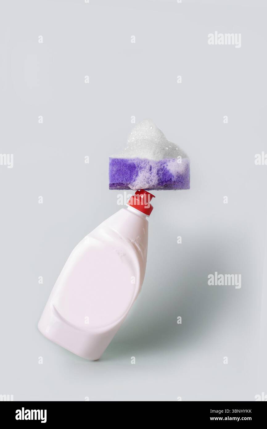 Équilibre de la bouteille de détergent et de l'éponge avec de la mousse, copier l'espace Banque D'Images