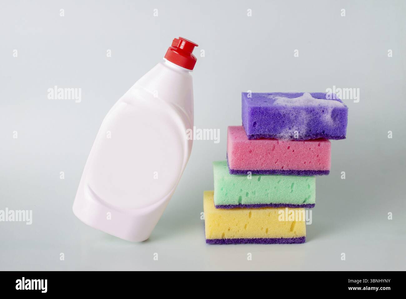 Équilibre d'une bouteille de détergent et d'une pile d'éponges avec de la mousse, copier l'espace Banque D'Images
